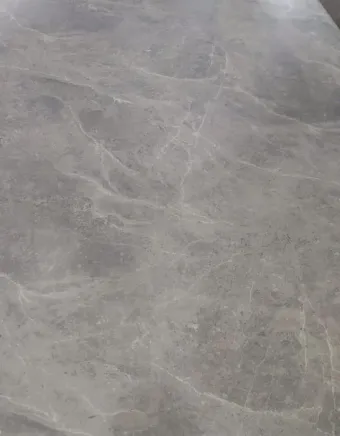 Vista de cerca de una superficie de piedra lisa y gris con vetas sutiles de color más claro.