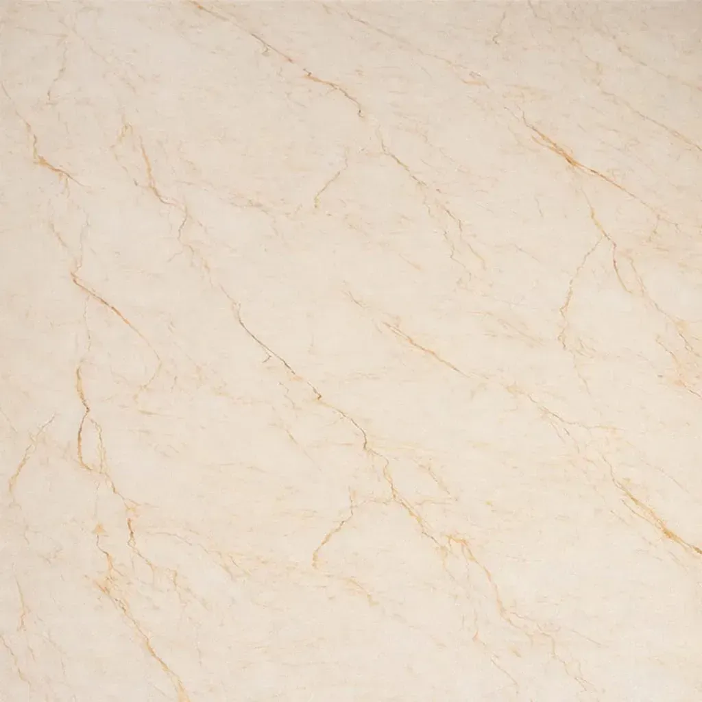 Textura de mármol suave de color beige claro con sutiles y delicadas vetas de color tostado que recorren la superficie en diagonal.