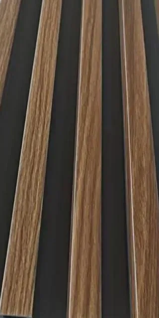 Listones verticales con aspecto de madera separados por estrechas y oscuras juntas, que crean un patrón lineal repetitivo.