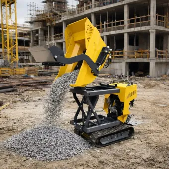 Un minivolquete amarillo sobre orugas con mecanismo de elevación de tijera está vertiendo grava sobre un montón en una obra en construcción.