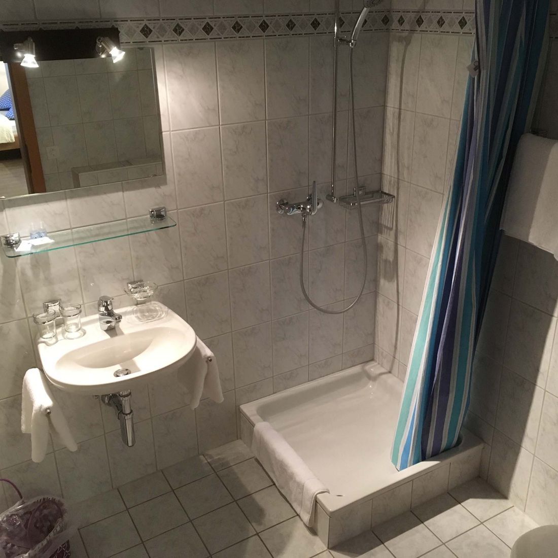 Zimmer mit Bad | Hotel Al Boccalino | Zimmer mit Balkon, Familienzimmer, hundefreundlich, am Luganersee | Melide, Tessin