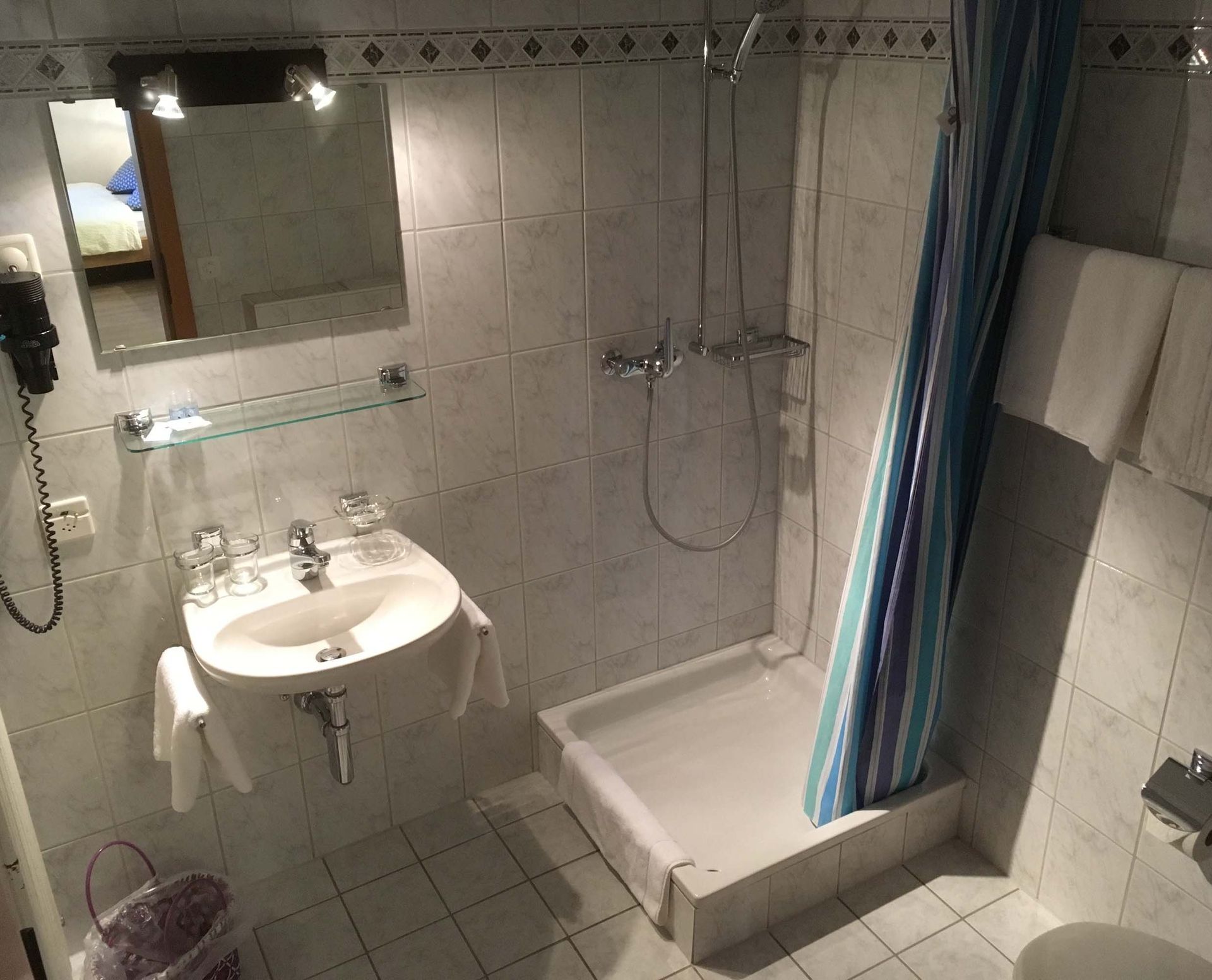 Bad | Hotel Al Boccalino | Zimmer mit Balkon, Familienzimmer, hundefreundlich, am Luganersee | Melide, Tessin