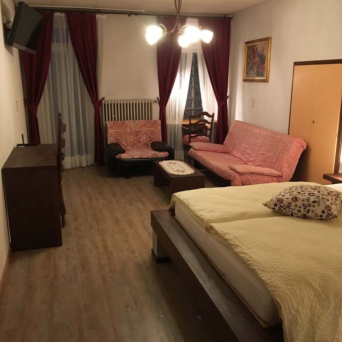 Zimmer mit Sitzecke | Hotel Al Boccalino | Zimmer mit Balkon, Familienzimmer, hundefreundlich, am Luganersee | Melide, Tessin