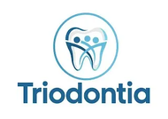 Logotipo de Triodontia Dental con un icono de un diente azul y personas estilizadas dentro de un c&iacute;rculo