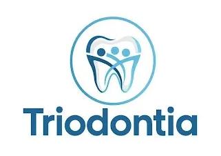 Logotipo de Triodontia Dental con un icono de un diente azul y personas estilizadas dentro de un c&iacute;rculo