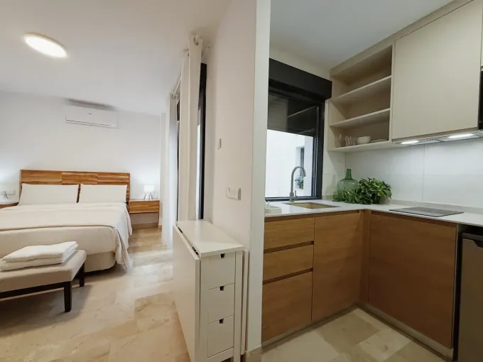 Vista dividida que muestra un dormitorio con cama y una