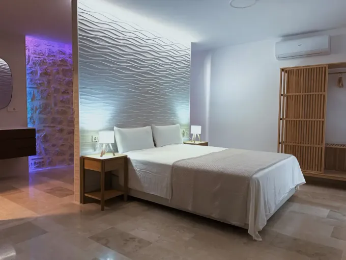 Un dormitorio moderno con una pared decorativa texturizada,