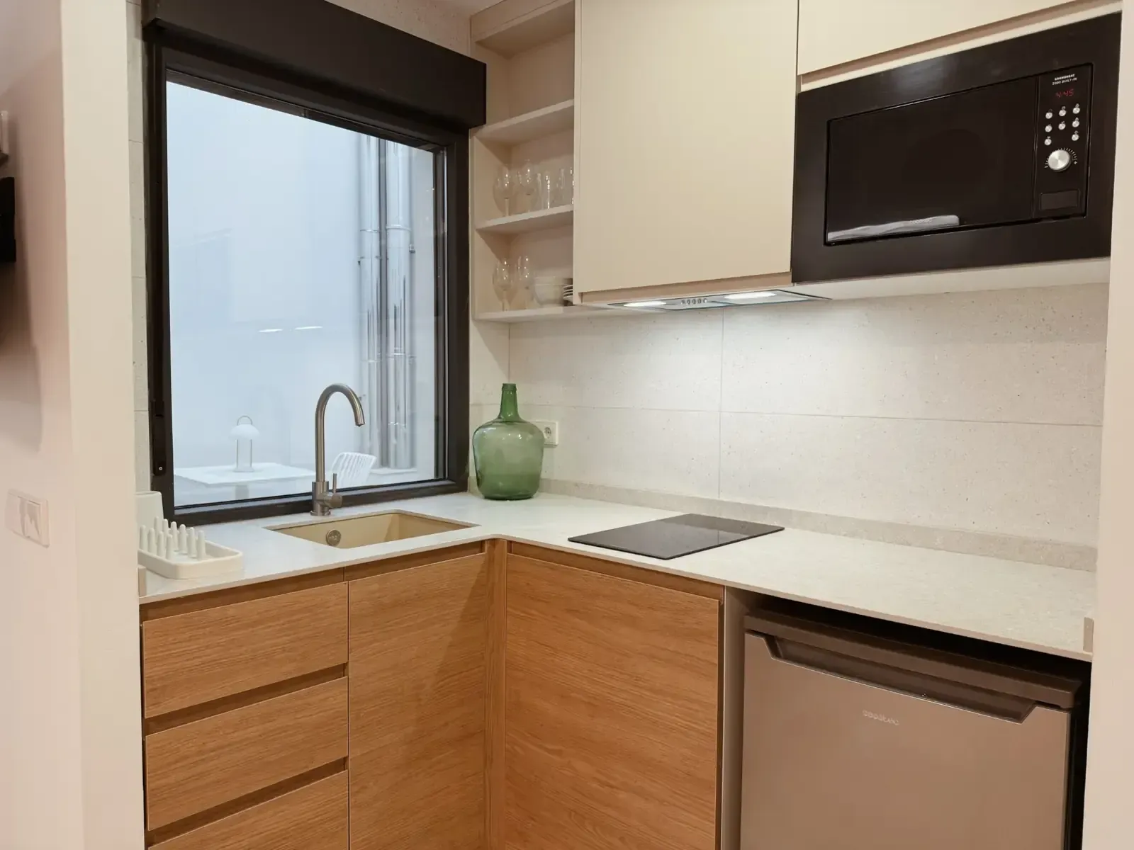 Una cocina moderna y compacta