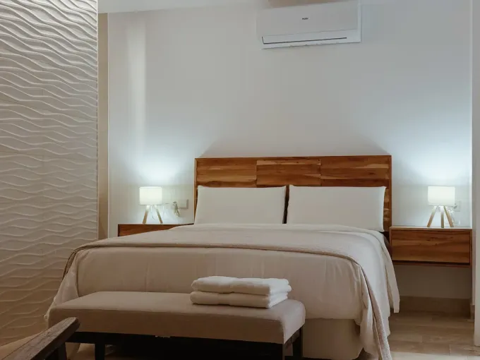 Una habitación de hotel con una cama de matrimonio con