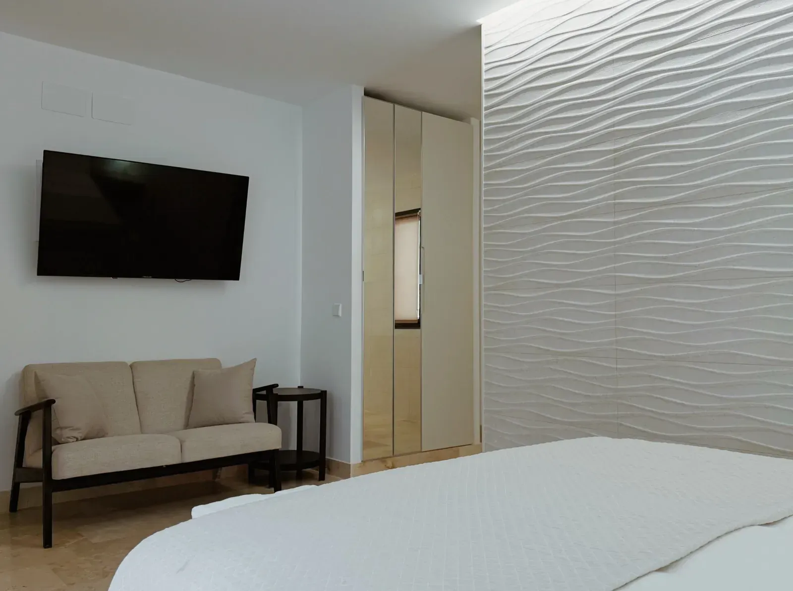 Un sofá beige y una pequeña