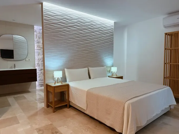 Un dormitorio moderno y luminoso con una cama grande,