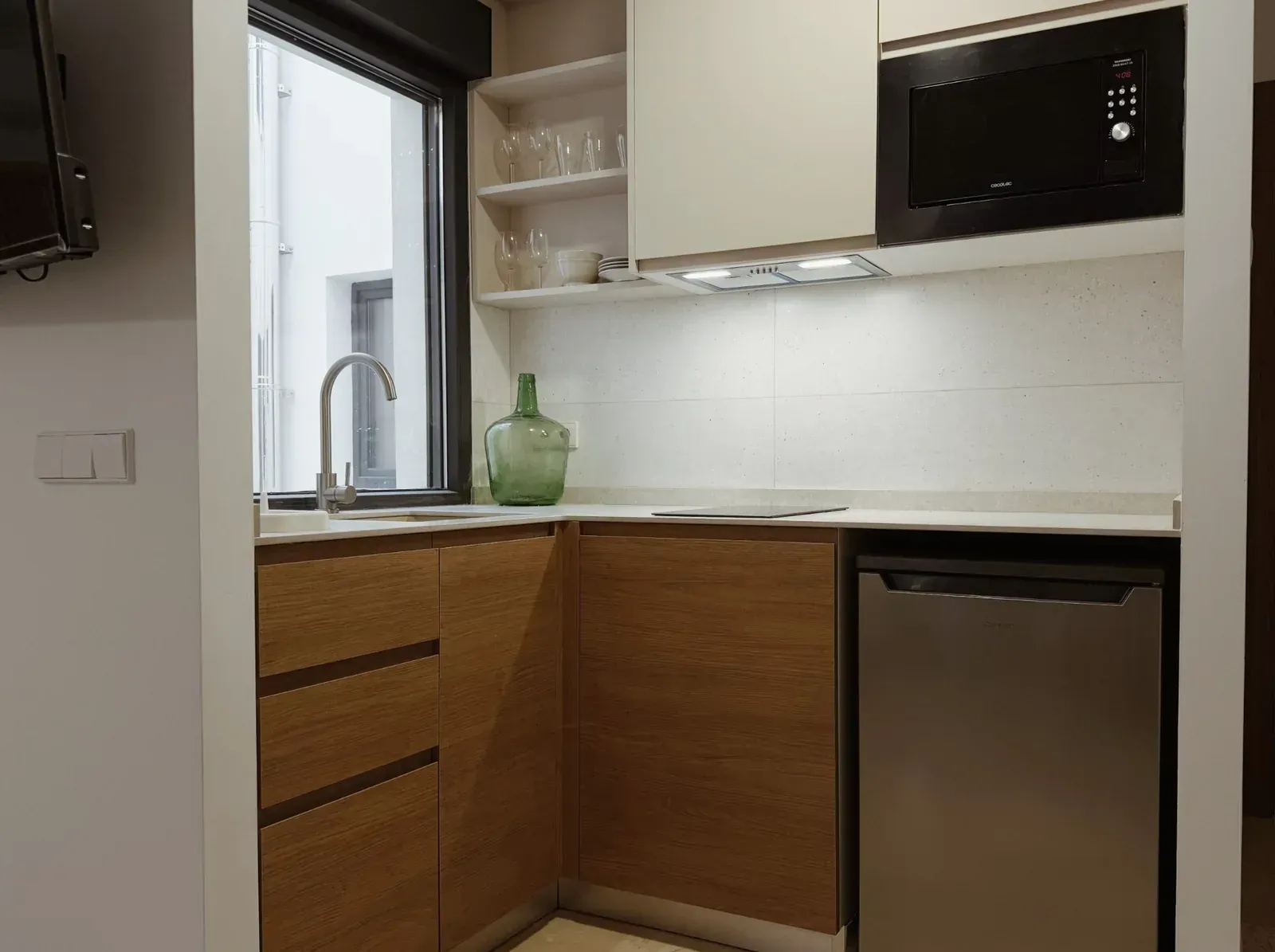 Una cocina pequeña y moderna