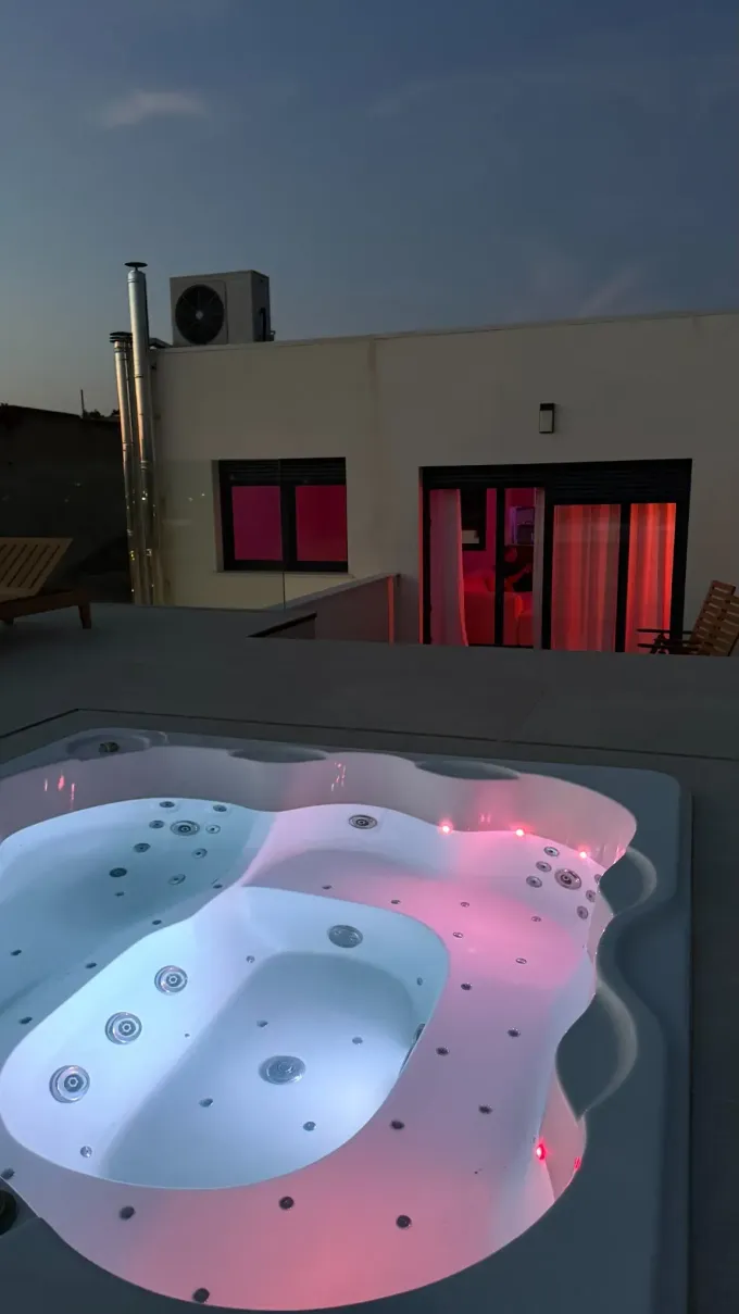 En un patio al anochecer, una