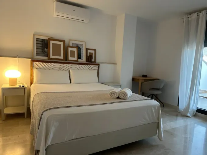 Una luminosa habitación de hotel