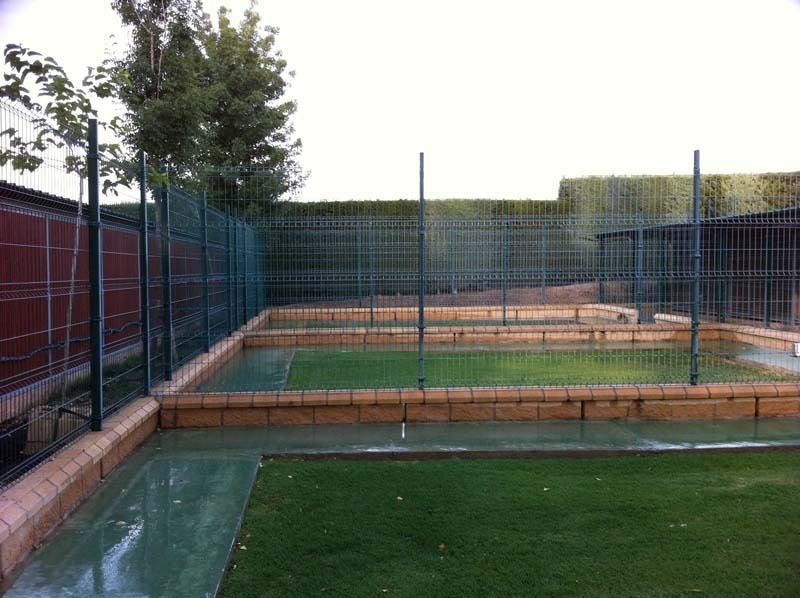 Un área cercada con una piscina en el medio.