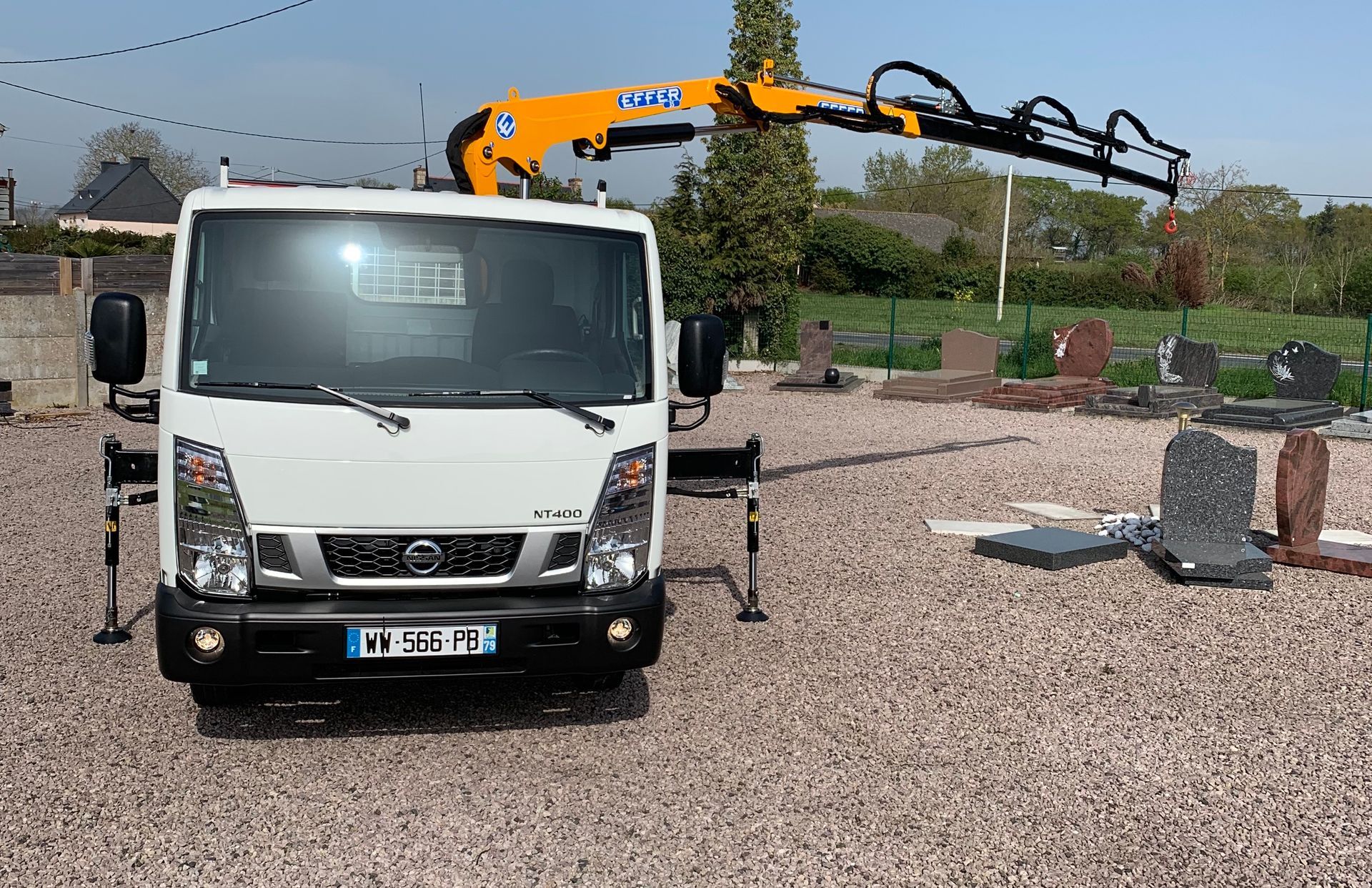 Camion avec pelleteuse