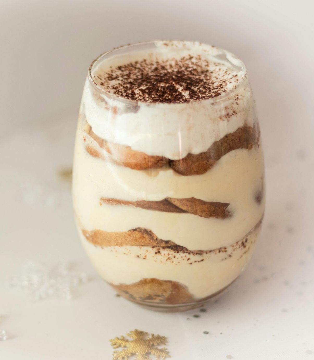 Eine Pizza liegt auf einem Holzschneidebrett neben einer Schüssel Tomatensosse.