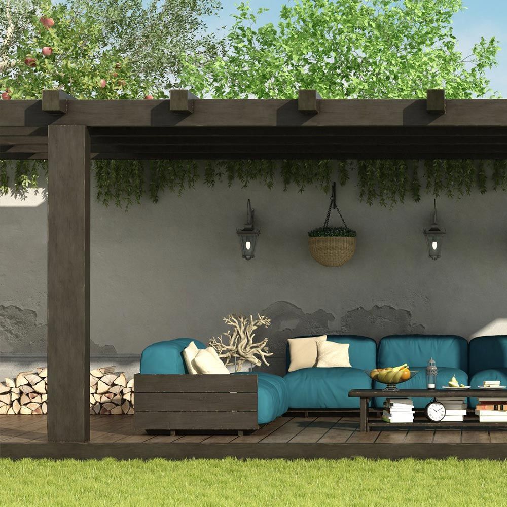 Terrasse extérieure avec canapé turquoise, jardinières suspendues et pergola dans un cadre de jardin