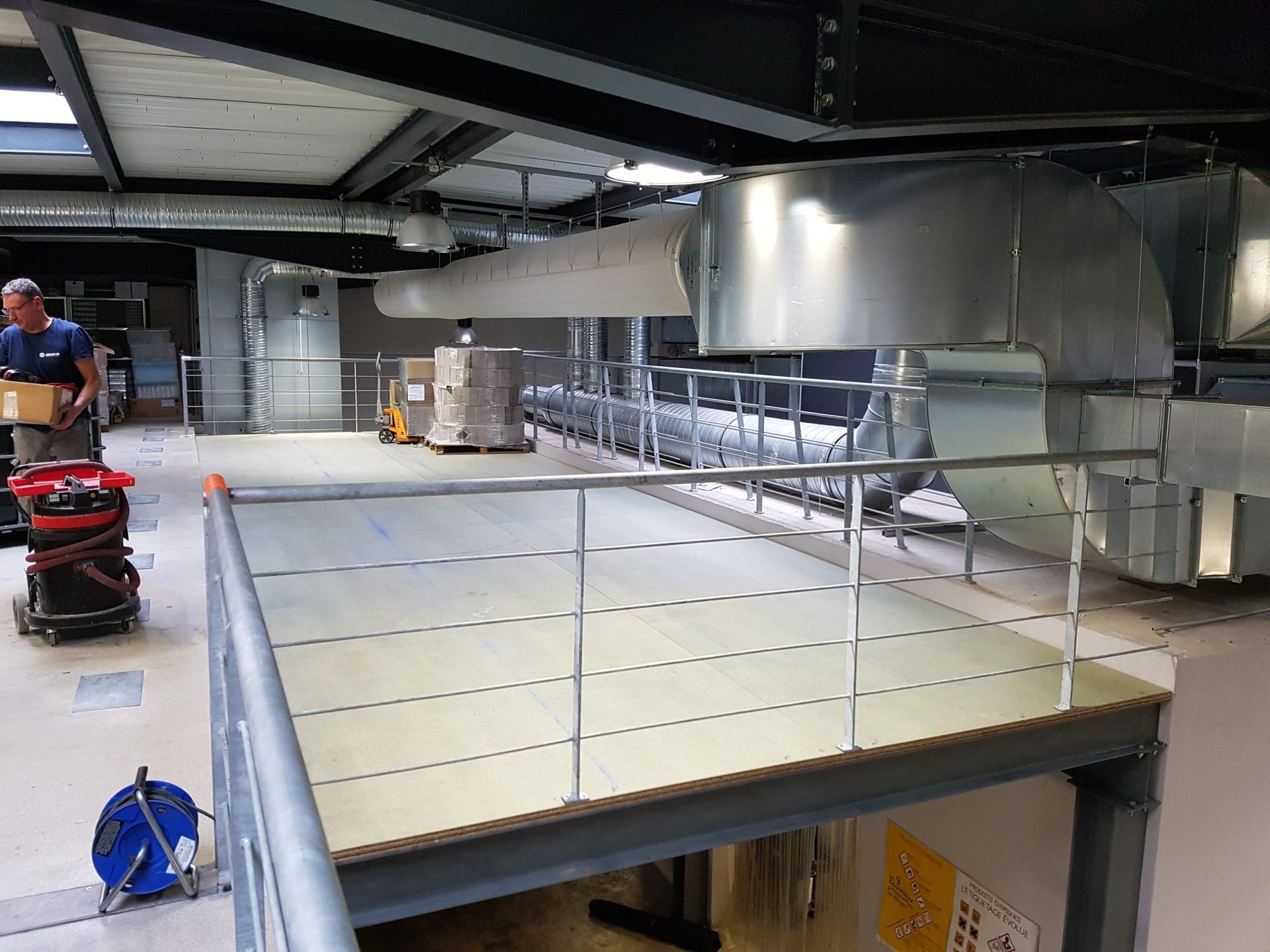 Toiture industrielle avec de grandes unités de climatisation et de conduits métalliques dans une salle des machines