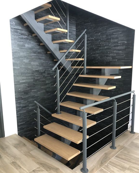 Escalier moderne en bois et noir avec rampes en métal dans un intérieur de maison