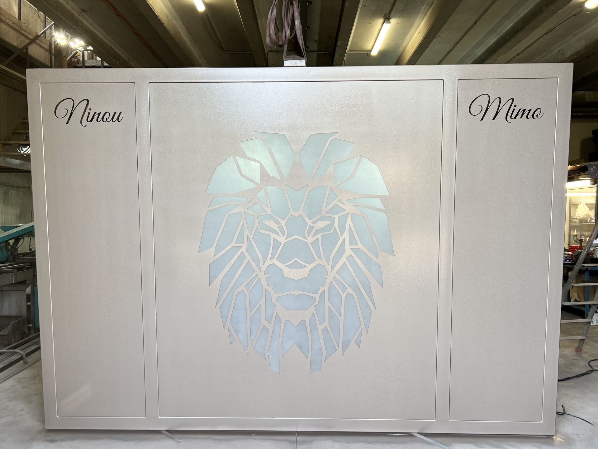 Fond blanc pour événement avec un logo de lion bleu dans un décor d'entrepôt