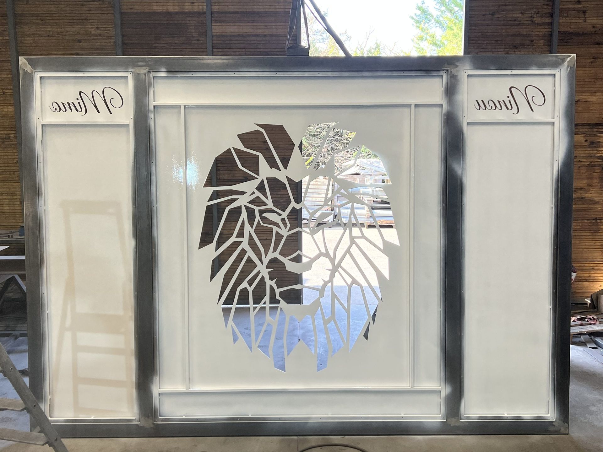 Panneau décoratif blanc à motif de feuilles dans un cadre intérieur rustique