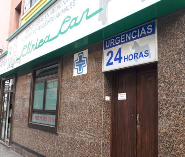 Un edificio con un cartel que dice Urgencias 24 horas