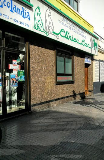 Un edificio con un cartel que dice bar clinica