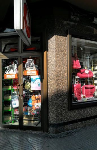 Un escaparate con un cartel que dice