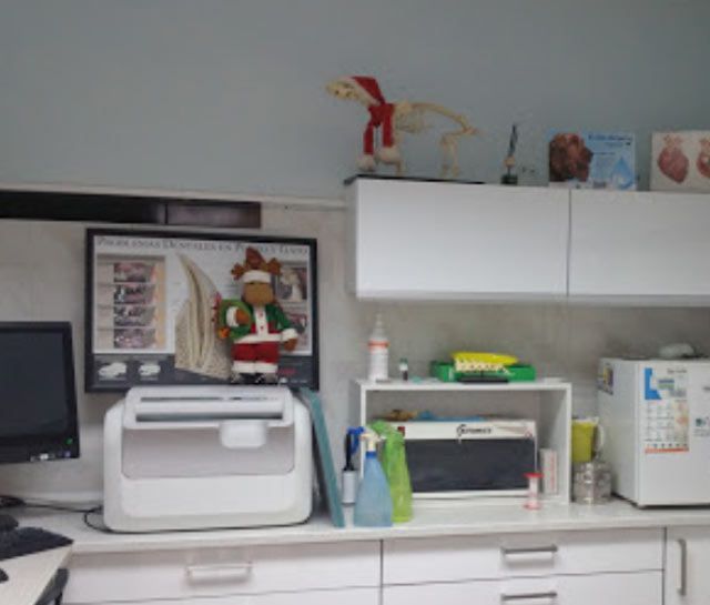 Una habitación con una impresora y una imagen de Papá Noel en la pared.