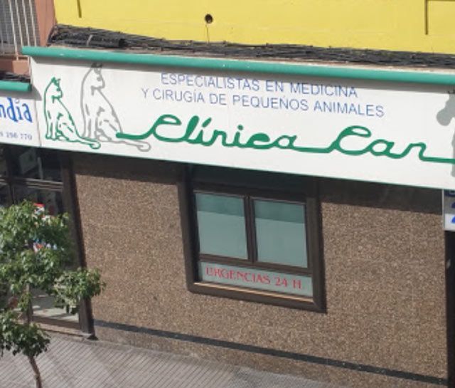 Un edificio con un cartel que dice clínica de coches.