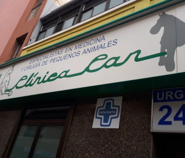El carro de la clinica tiene un cartel que dice urg 24