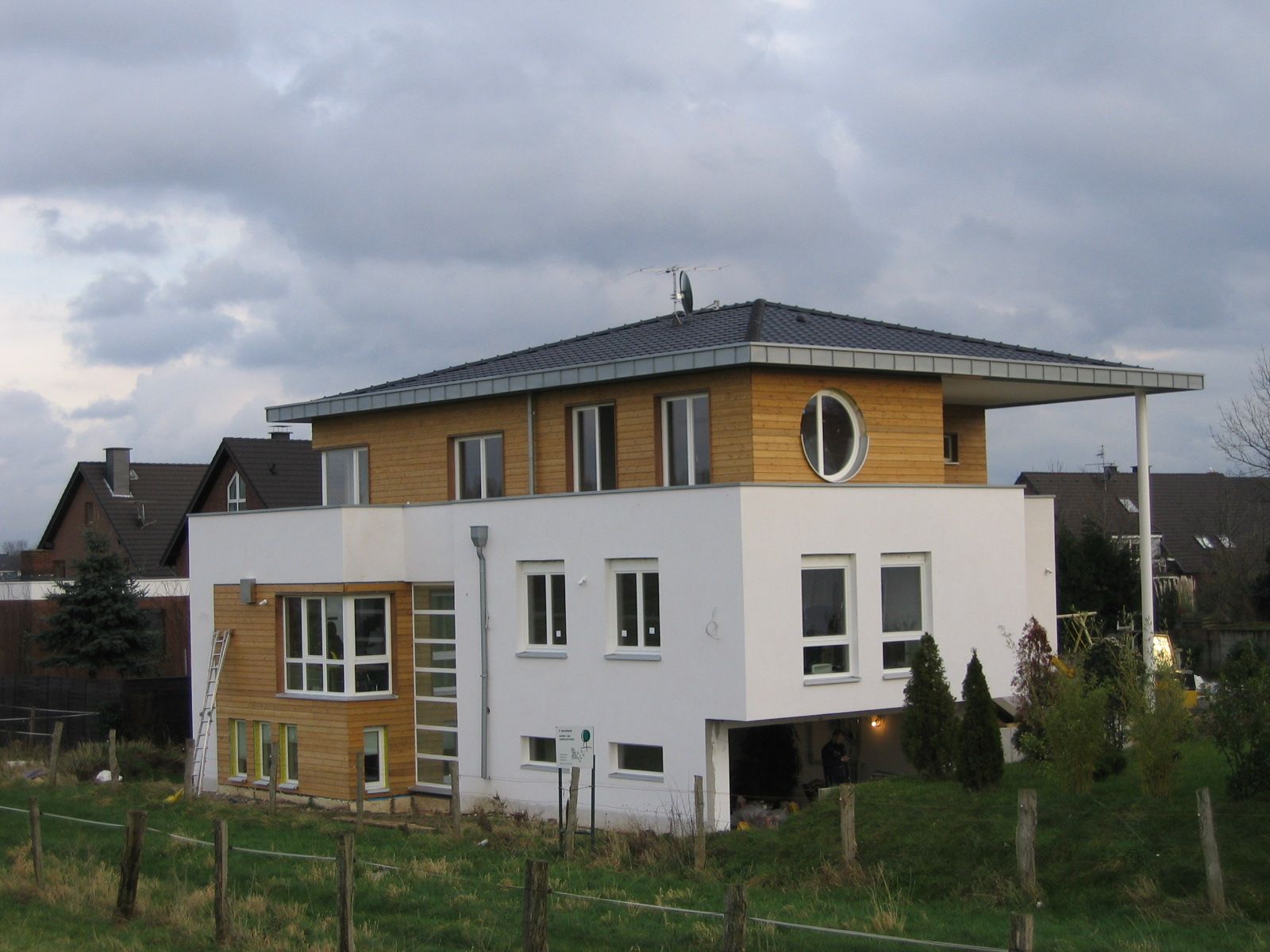 Zweistöckiges modernes Wohnhaus mit Flach- und Satteldachkombination.