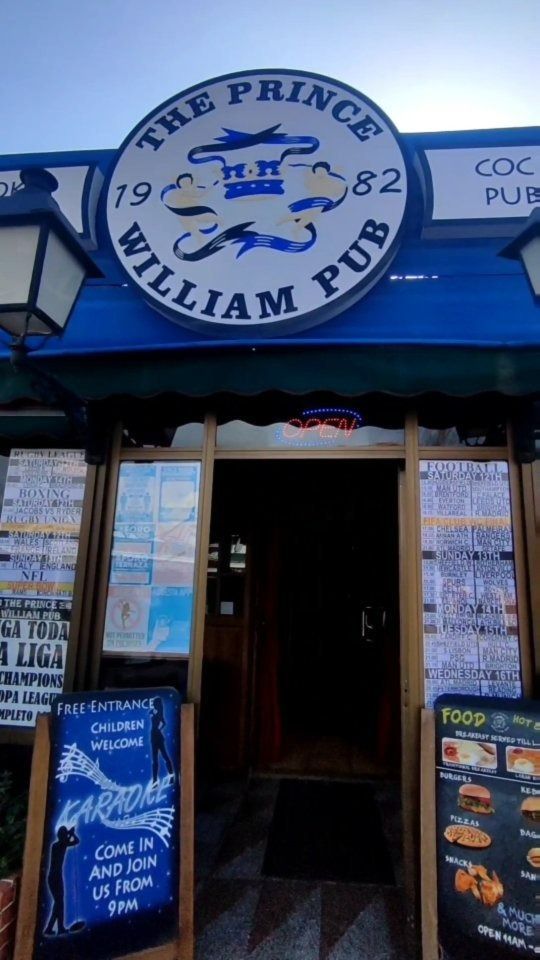 El pub Prince William tiene un toldo azul sobre la entrada.