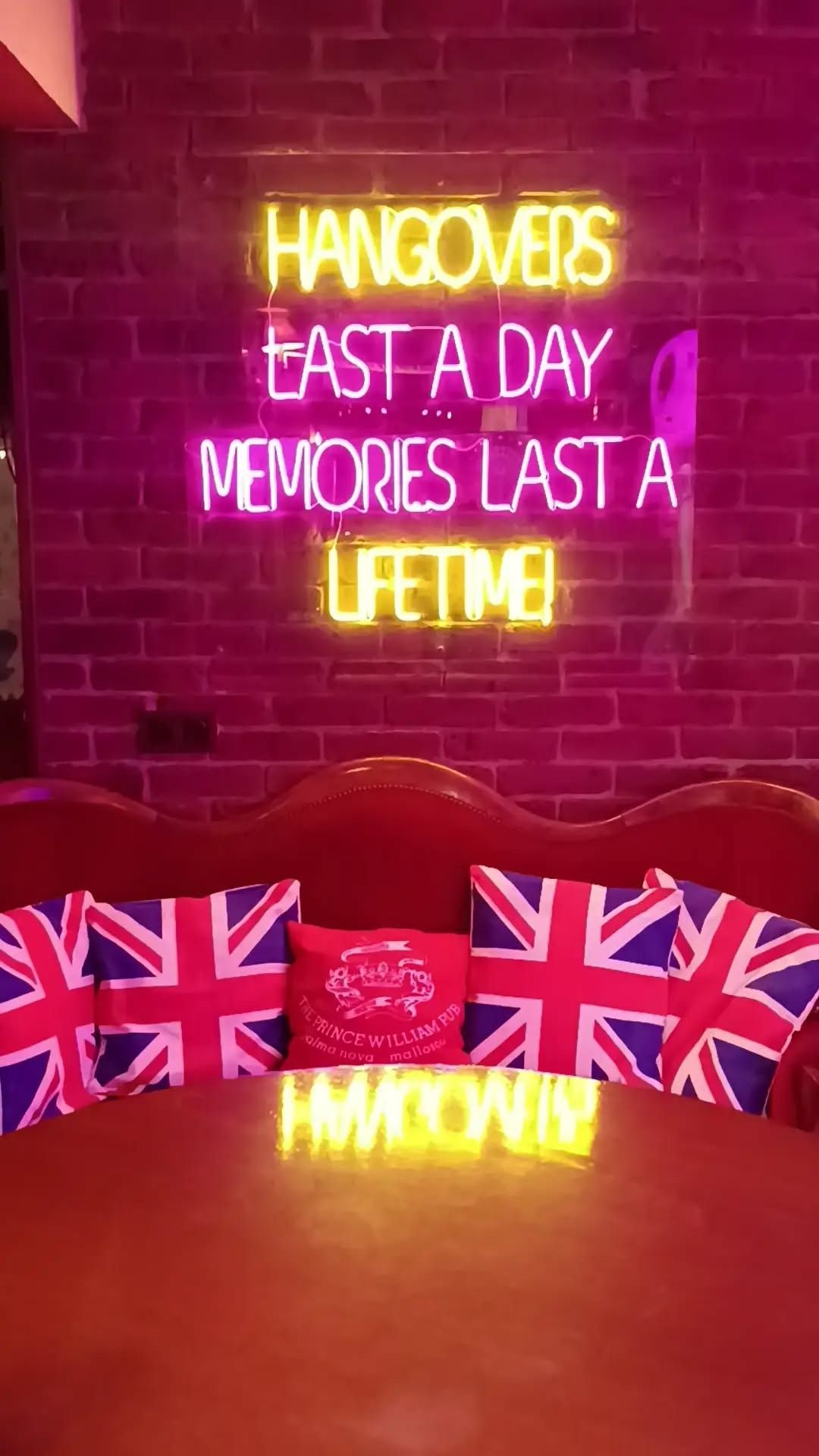 Un letrero de neón que dice que la resaca dura un día y los recuerdos duran toda la vida.