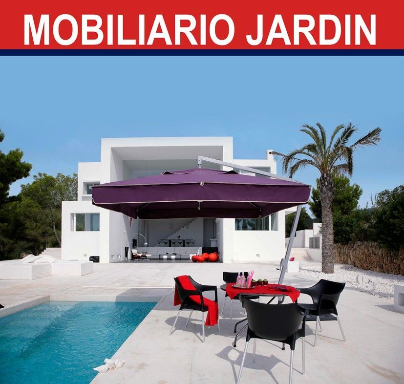 Patio de villa blanca moderna con sombrilla morada, muebles de jardín negros y rojos y una piscina bajo un cielo azul.