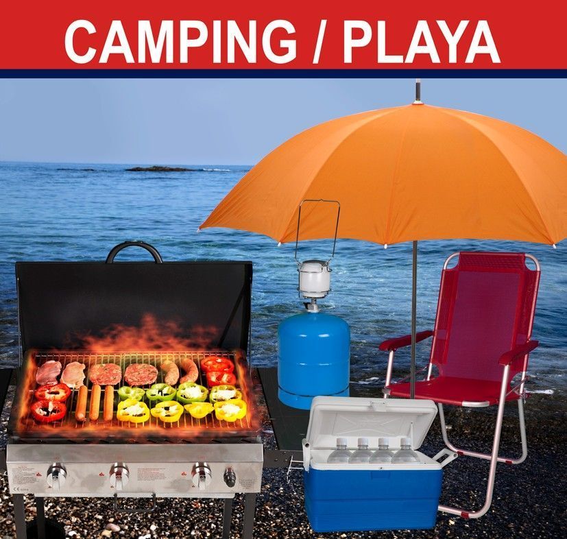 Montaje de zona de acampada en la playa con barbacoa, sombrilla, nevera portátil, farol y silla roja junto al agua.
