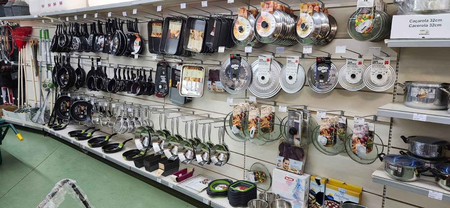 Exhibición de carretes y aparejos de pesca colgados en estantes de pared.