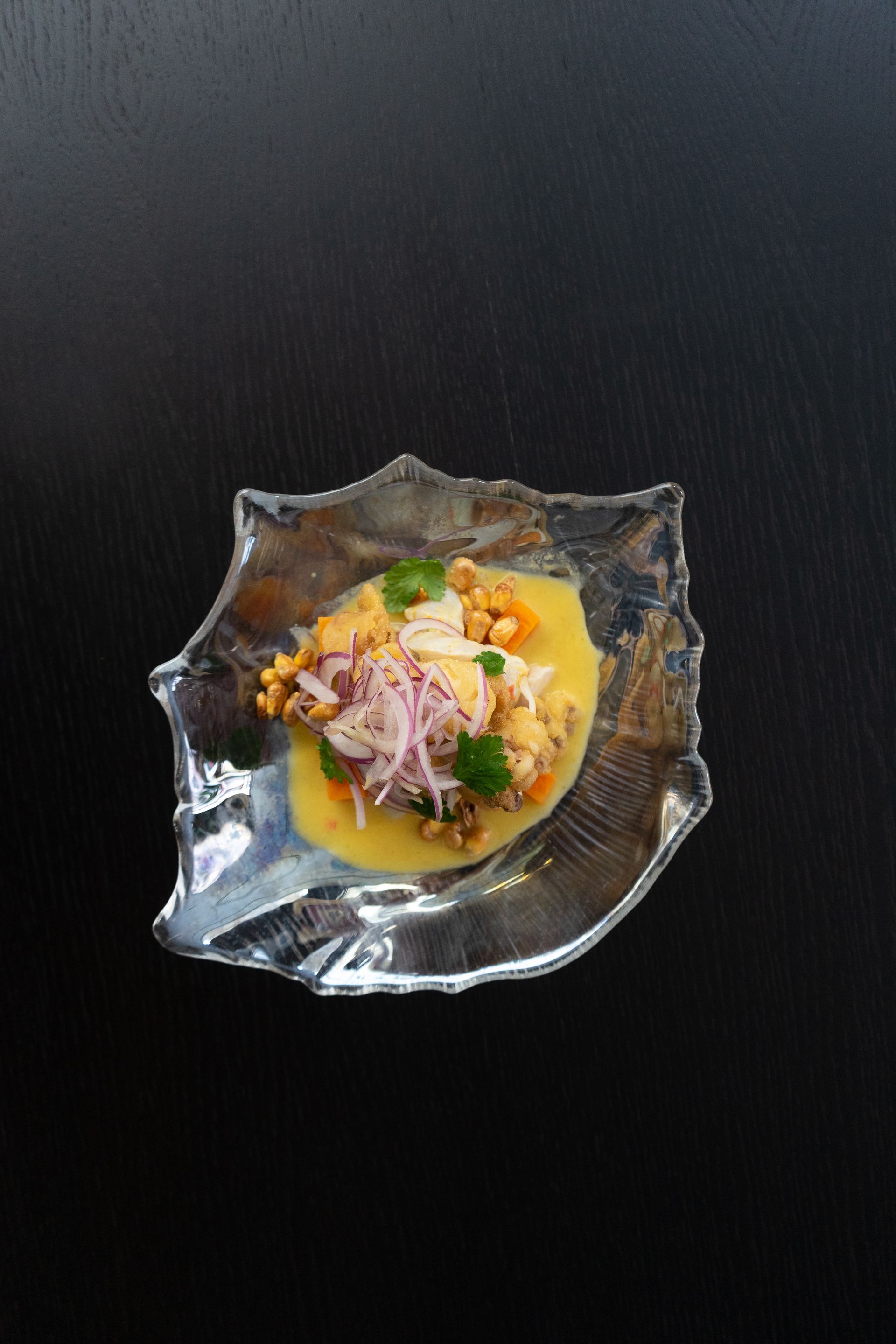 Un primer plano de un plato de comida sobre una mesa.