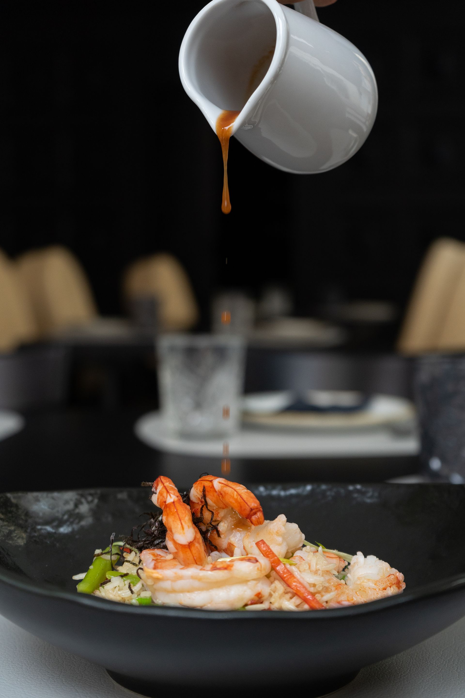 Se vierte la salsa en un recipiente con camarones.