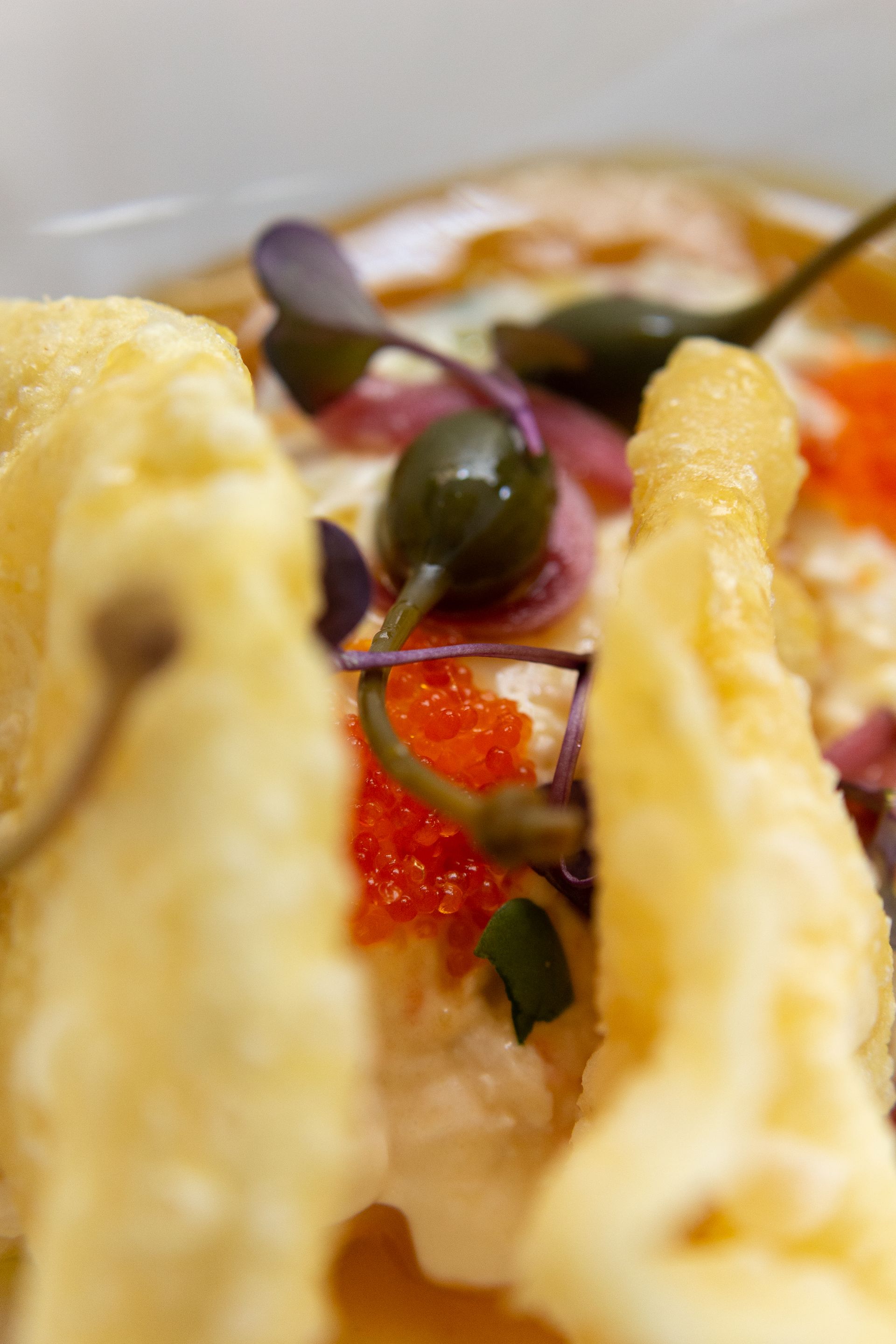 Un primer plano de un plato de comida con verduras en una mesa.