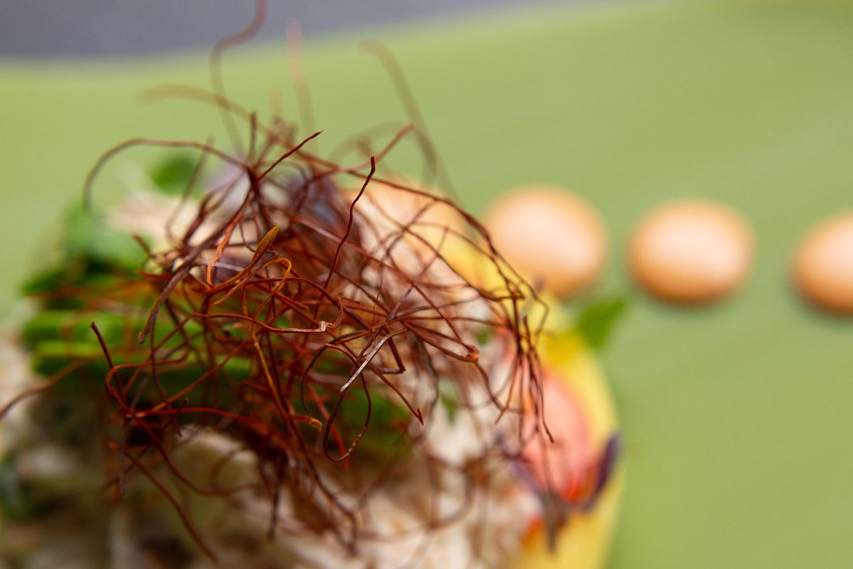 Un primer plano de un plato de comida con huevos en el fondo.