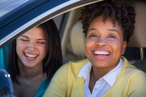 Deux femmes en voiture qui rigolent