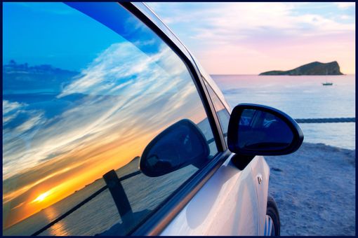 Voiture avec coucher de soleil