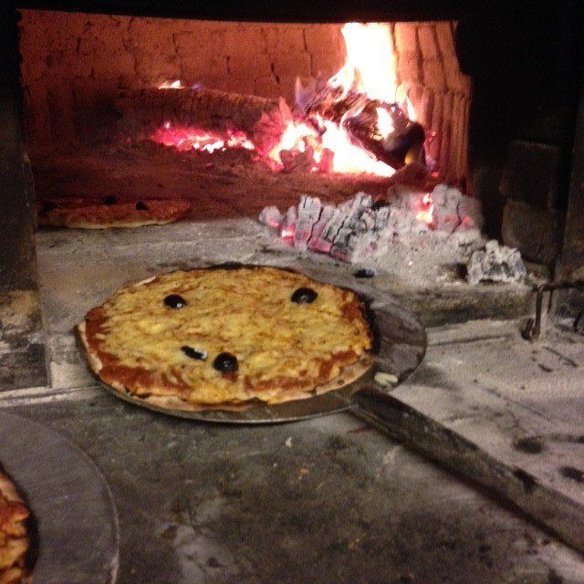 Pizza cuite au feu de bois à Marseille