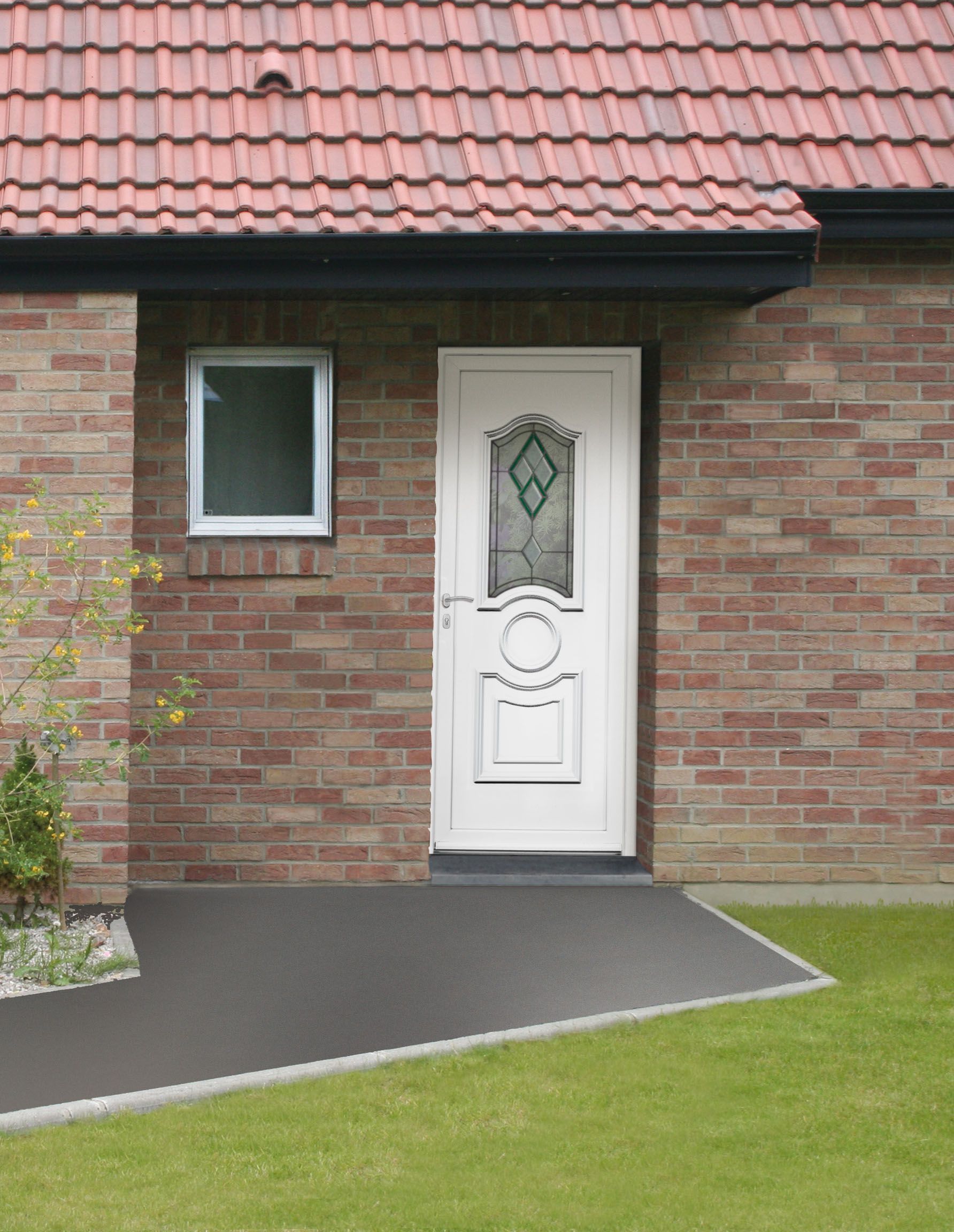 Porte d'entrée blanche avec vitrage décoratif.