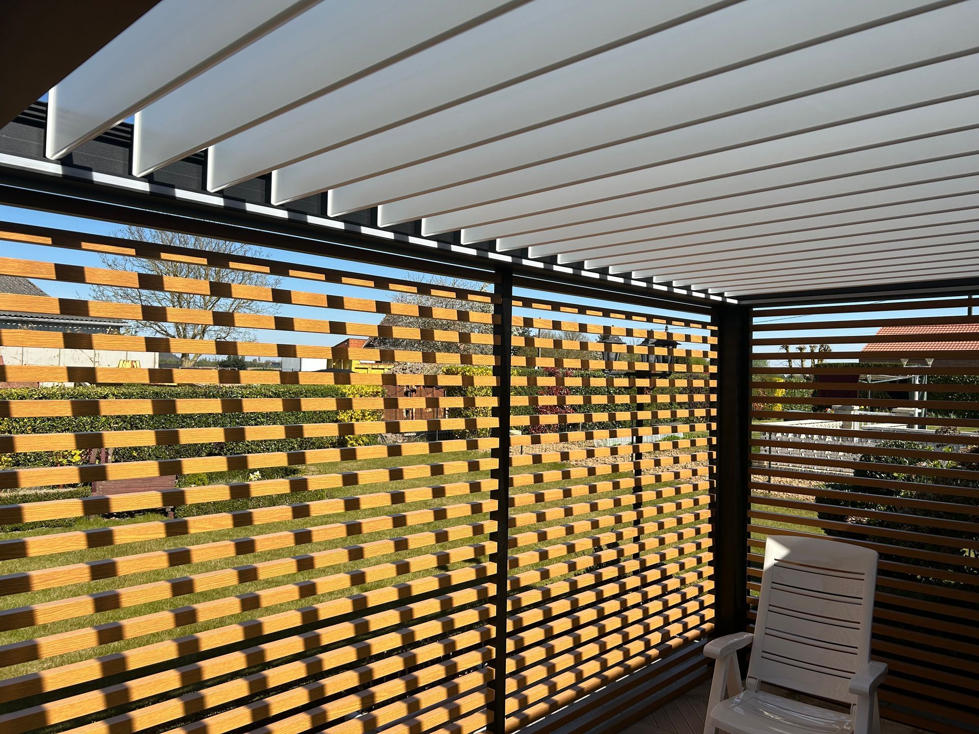 Terrasse extérieure avec pergola bioclimatique.