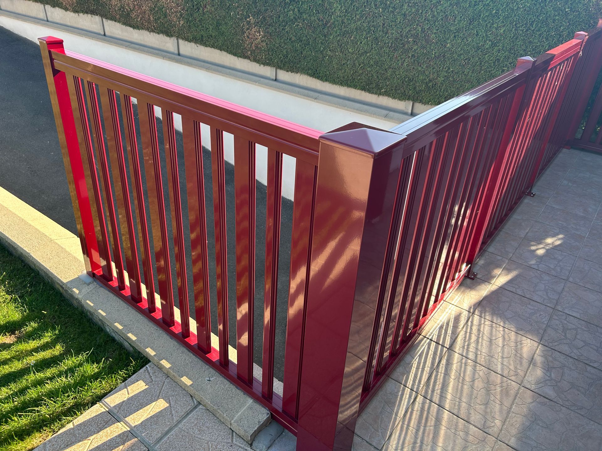 Garde-corps rouge d'angle.