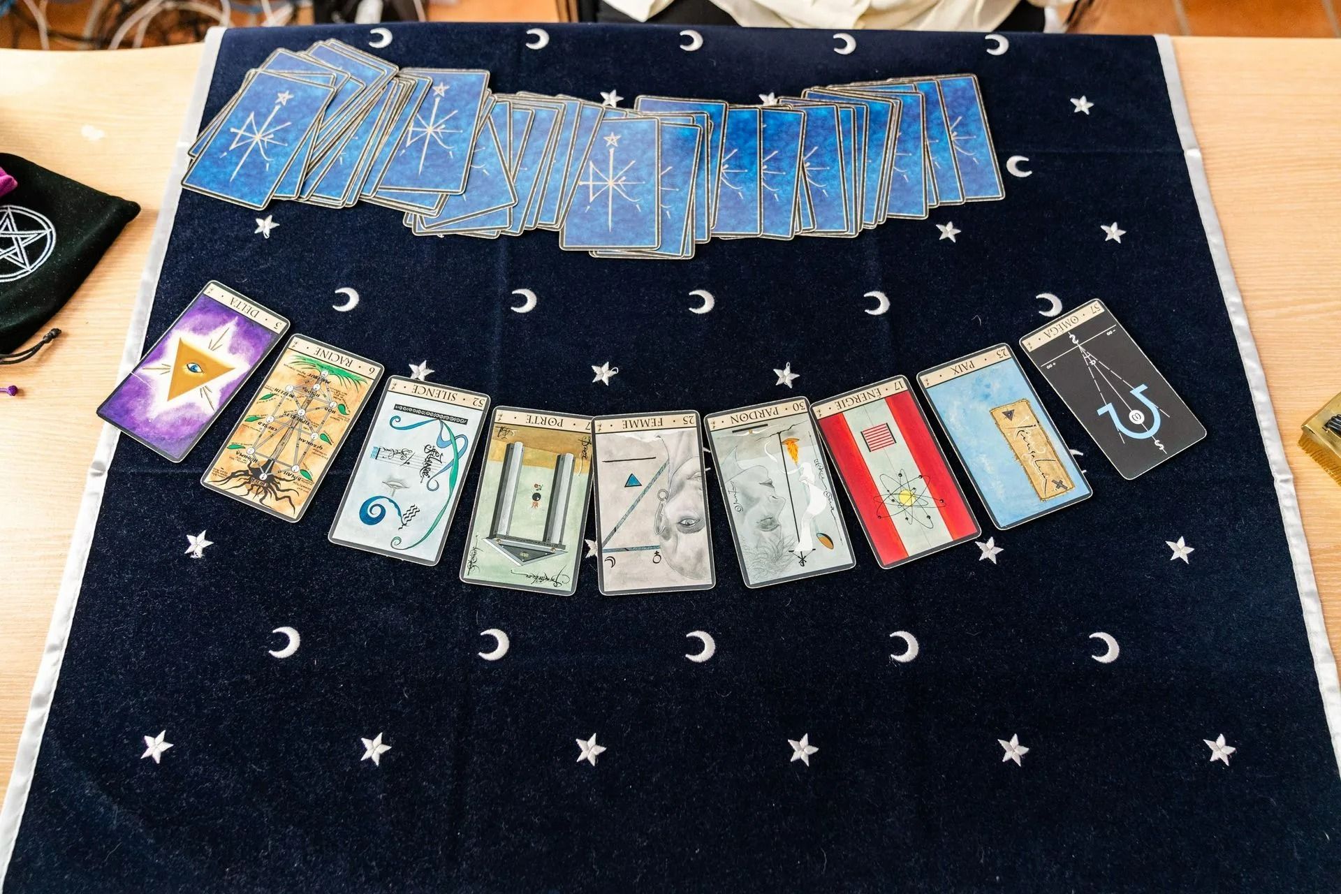 Cartes disposées en deux rangées incurvées sur un tissu sombre à motifs d'étoiles