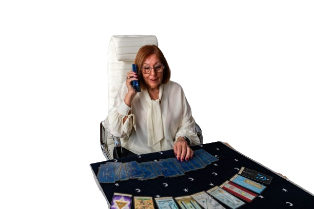 Marie Alexia au téléphone avec jeu de tarot.